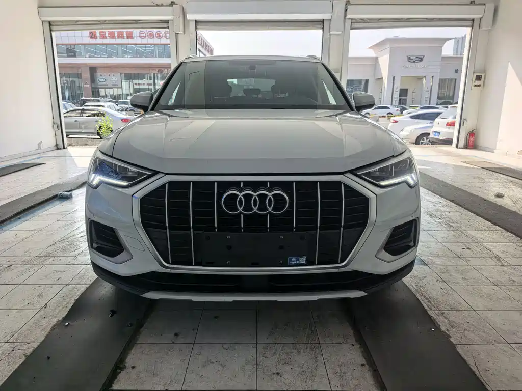 AUDI  Q3