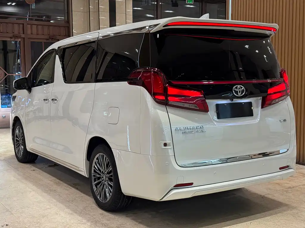 Toyota Alphard — миниатюра 6