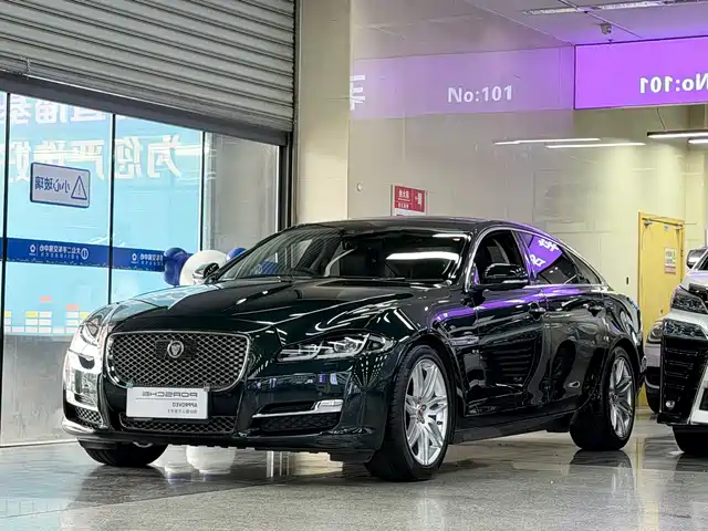 Jaguar XJ — фото 1