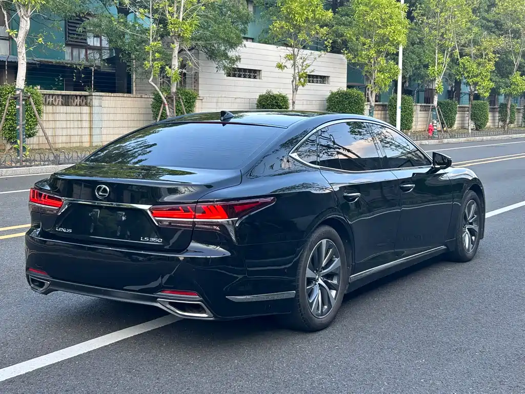 Lexus LS — миниатюра 9