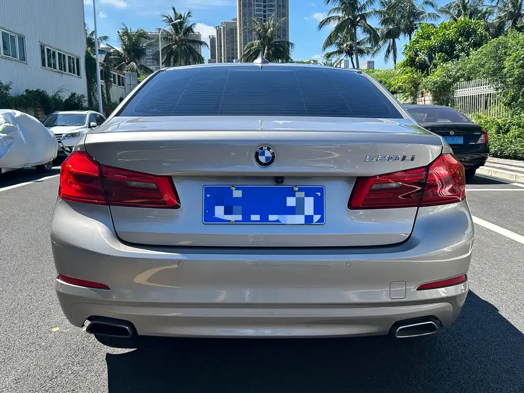 BMW 5 Series — миниатюра 8