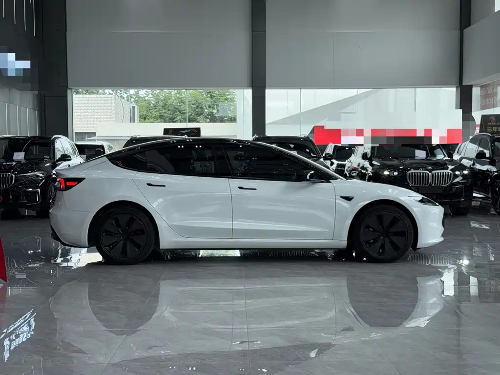 Tesla Model 3 — миниатюра 3