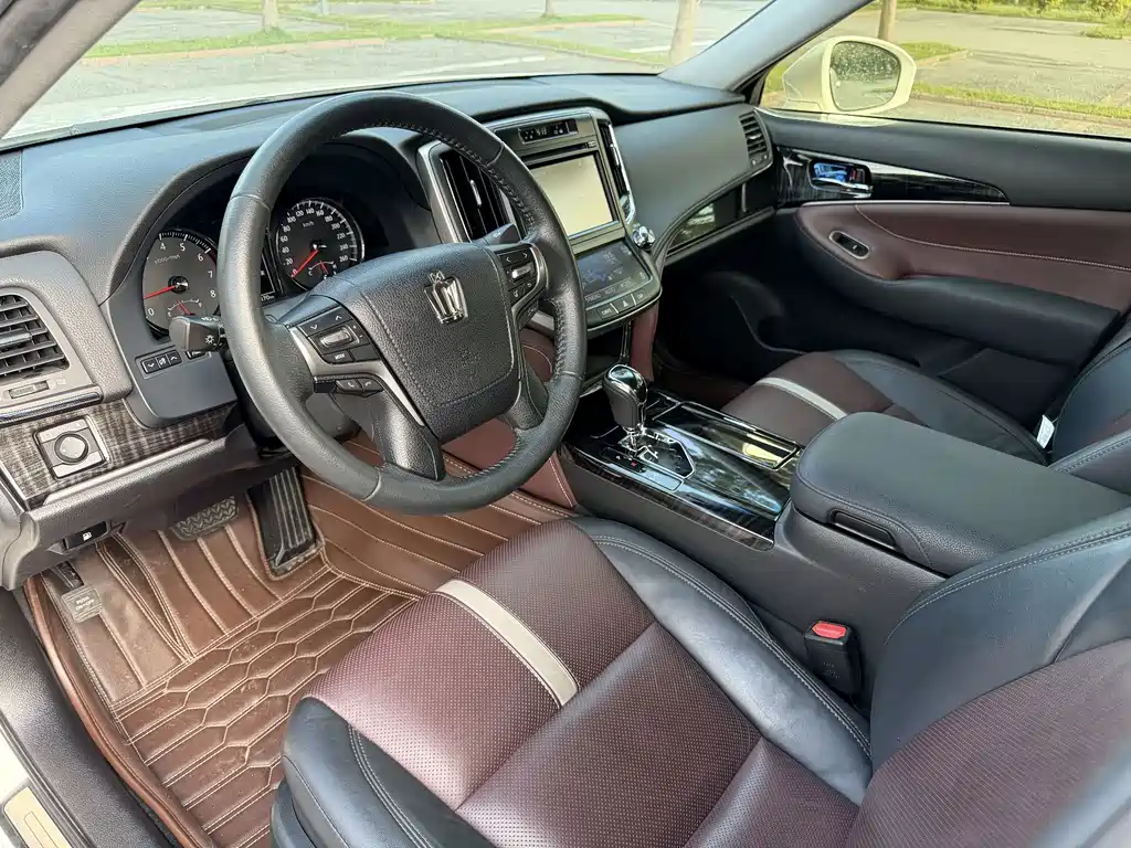 Toyota Crown — миниатюра 4