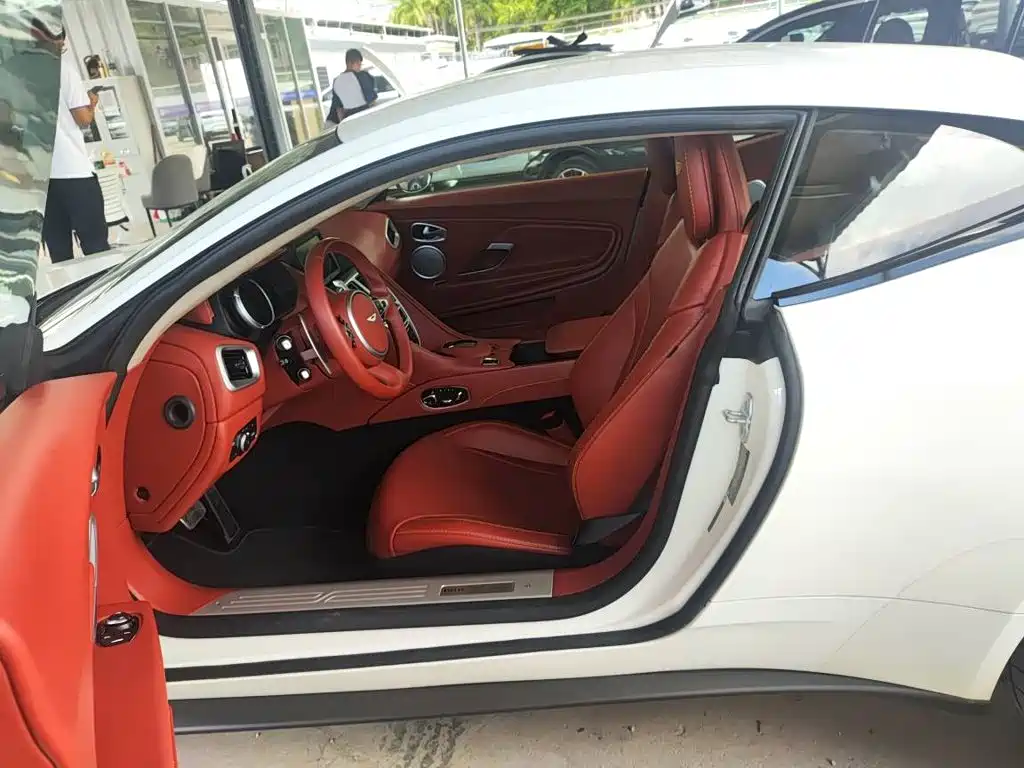 Aston Martin DB11 — миниатюра 4