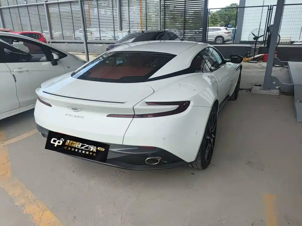 Aston Martin DB11 — миниатюра 2