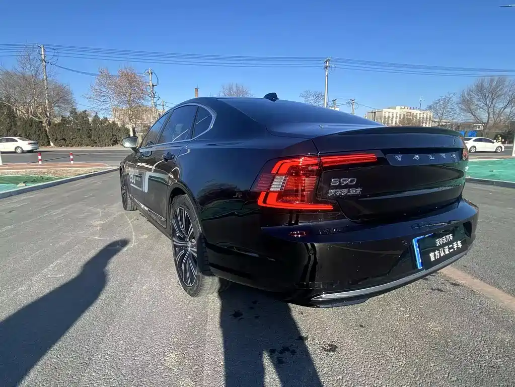 VOLVO S90