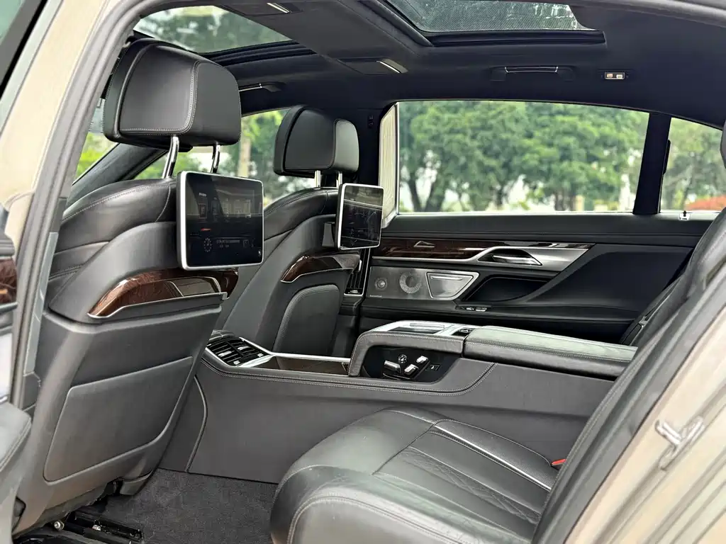 BMW 7 Series 7 2016 750Li xDrive мест