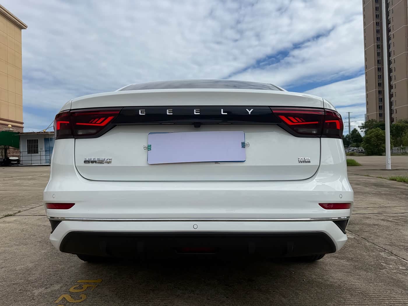Geely Emgrand 1.5 л 2022 г. Белый, пробег 15000 км