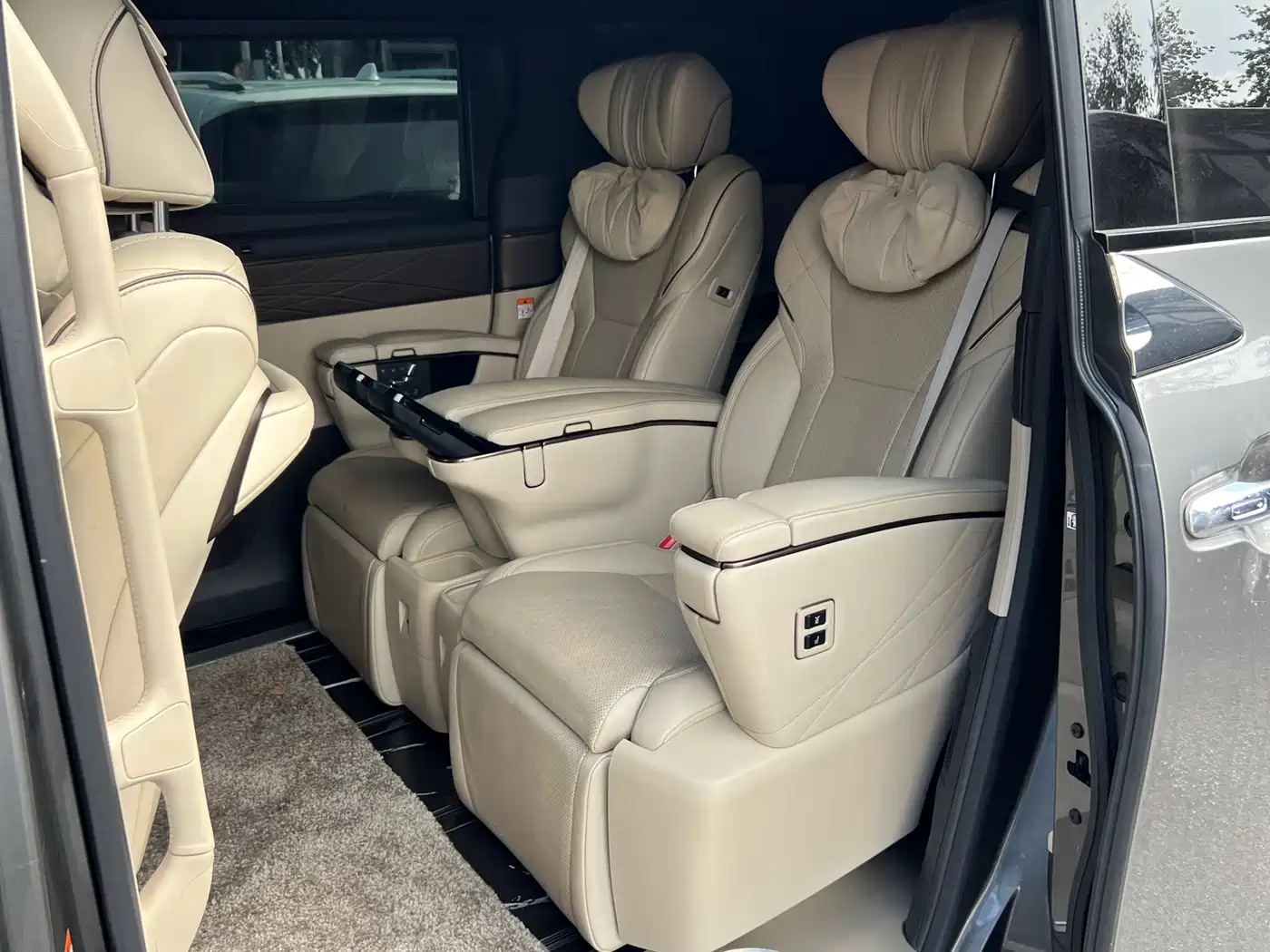 Toyota Vellfire 2024 Silver/gray из Китая