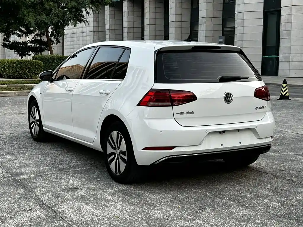 Volkswagen Golf EV — миниатюра 18