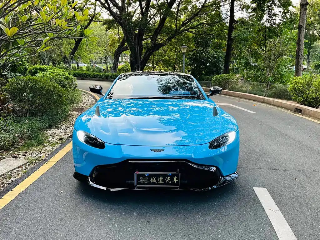 ASTON MARTIN V8 VANTAGE