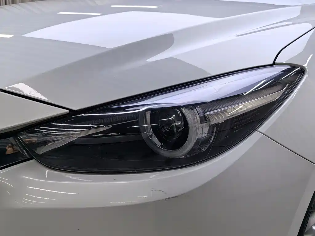 Mazda Mazda3 3 2017 1.5L AT Luxury V