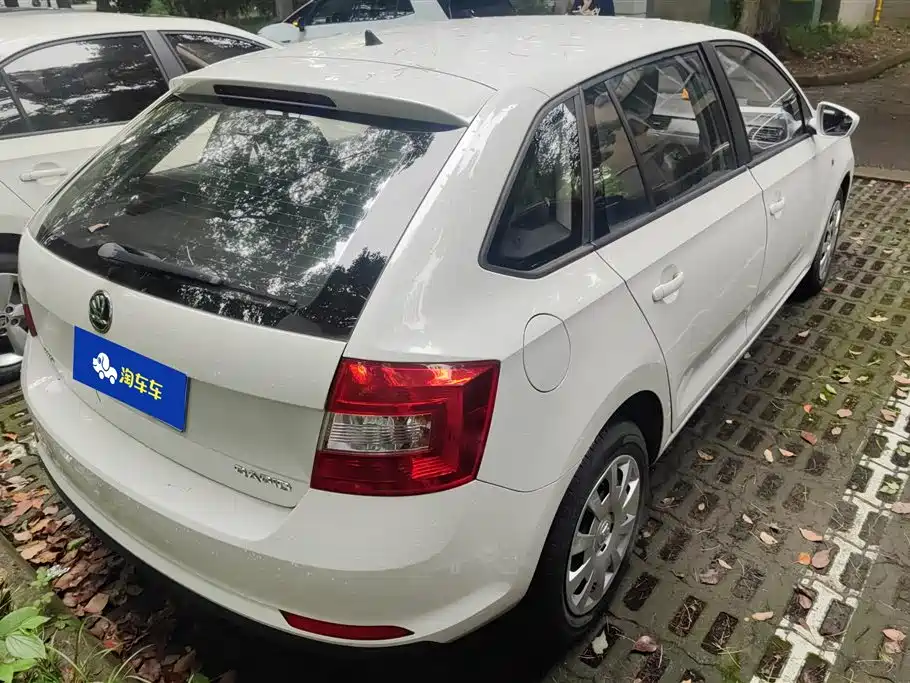Skoda Rapid Spaceback 2016 1.6L MT
