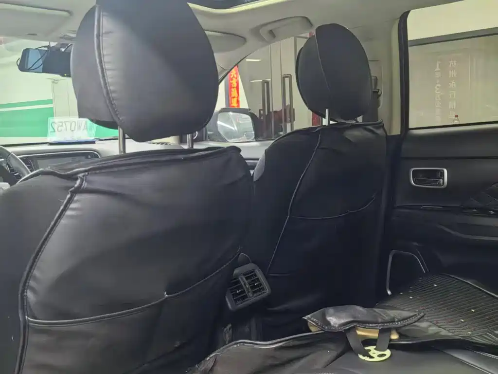 MITSUBISHI OUTLANDER