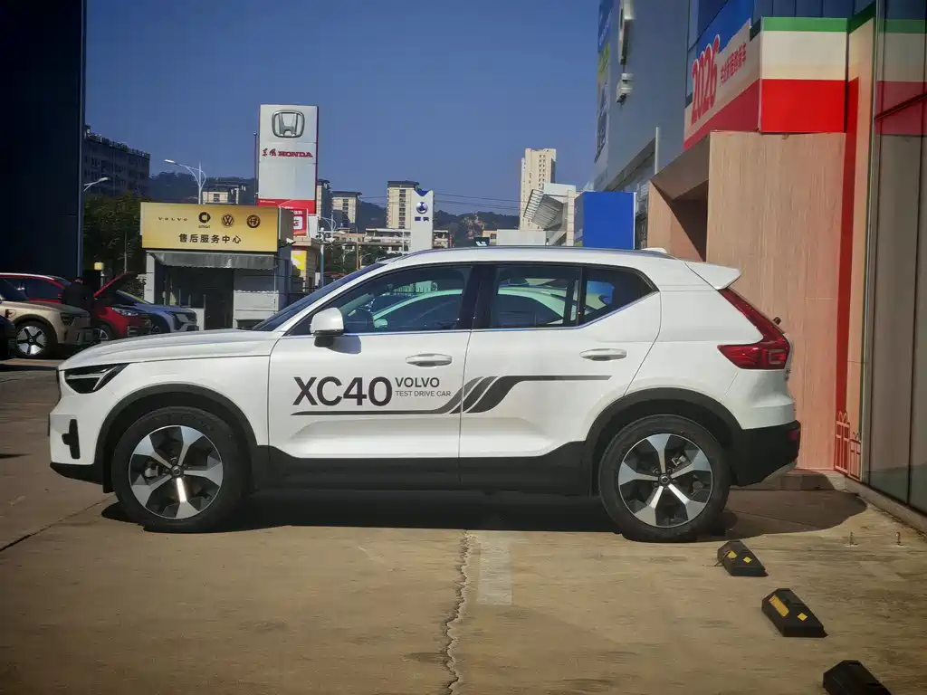 VOLVO XC40