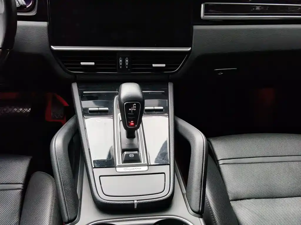 Porsche Cayenne — миниатюра 7