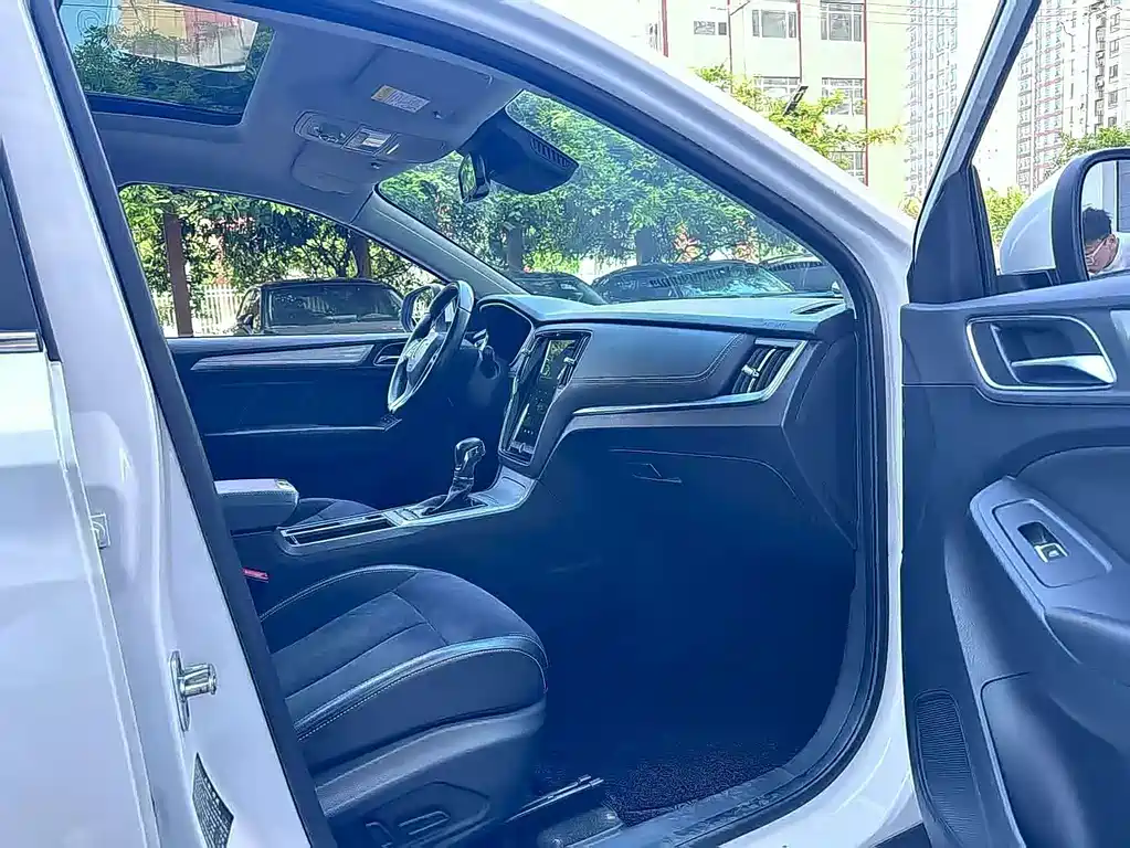 ROEWE RX5 NEW ENERGY