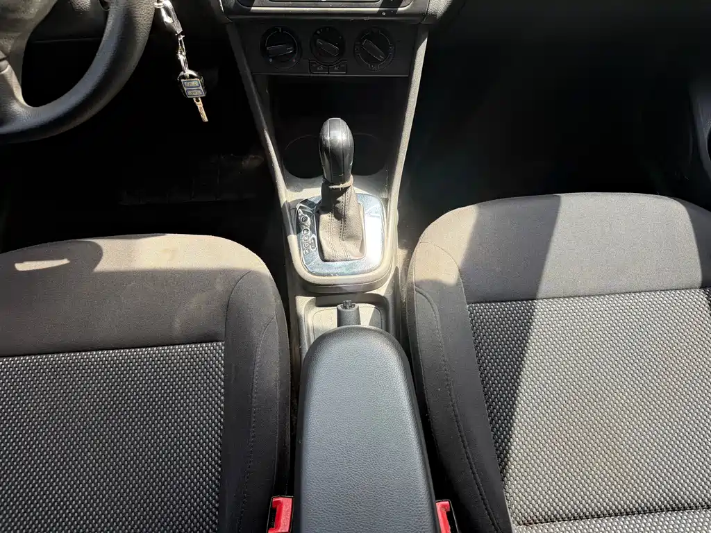 Volkswagen Polo 2013 1.4L AT Comfort