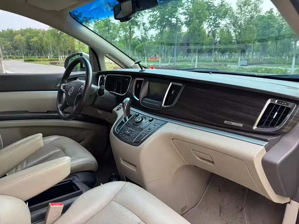 Buick GL8 2011 3.0L XT Luxury Flagship