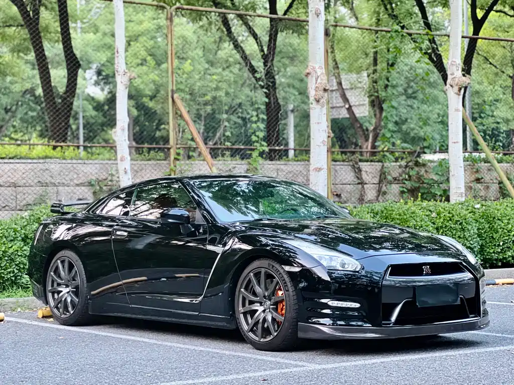 Nissan GT-R — миниатюра 3