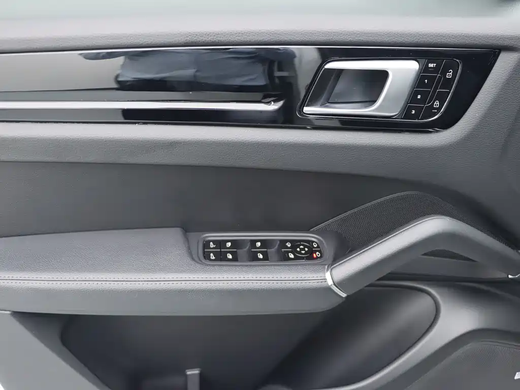 Porsche Cayenne — миниатюра 7