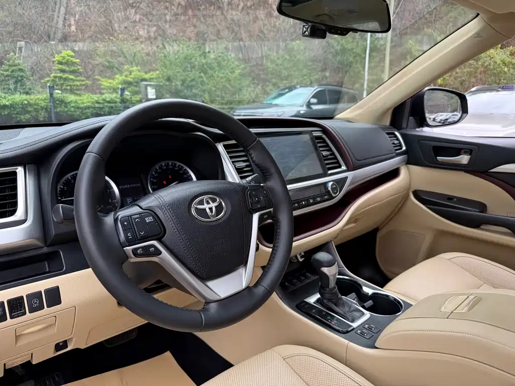 Toyota Highlander 2017 2.0T Luxury 7 мест