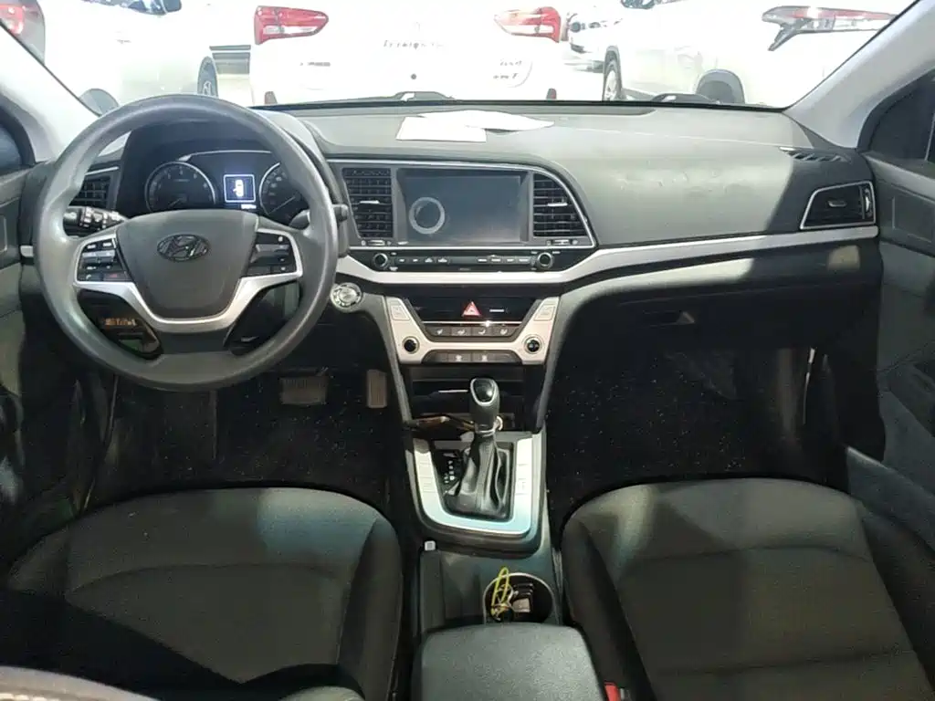 Hyundai Elantra — миниатюра 10