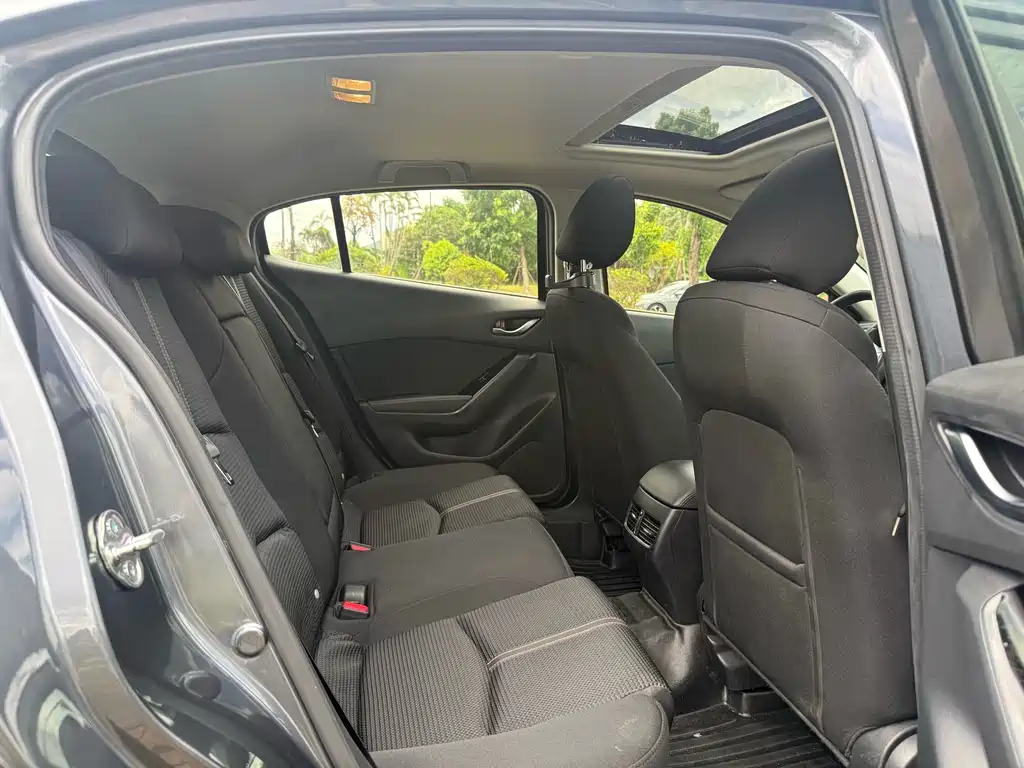 Mazda Mazda3 3 2019 2.0L AT Luxury V