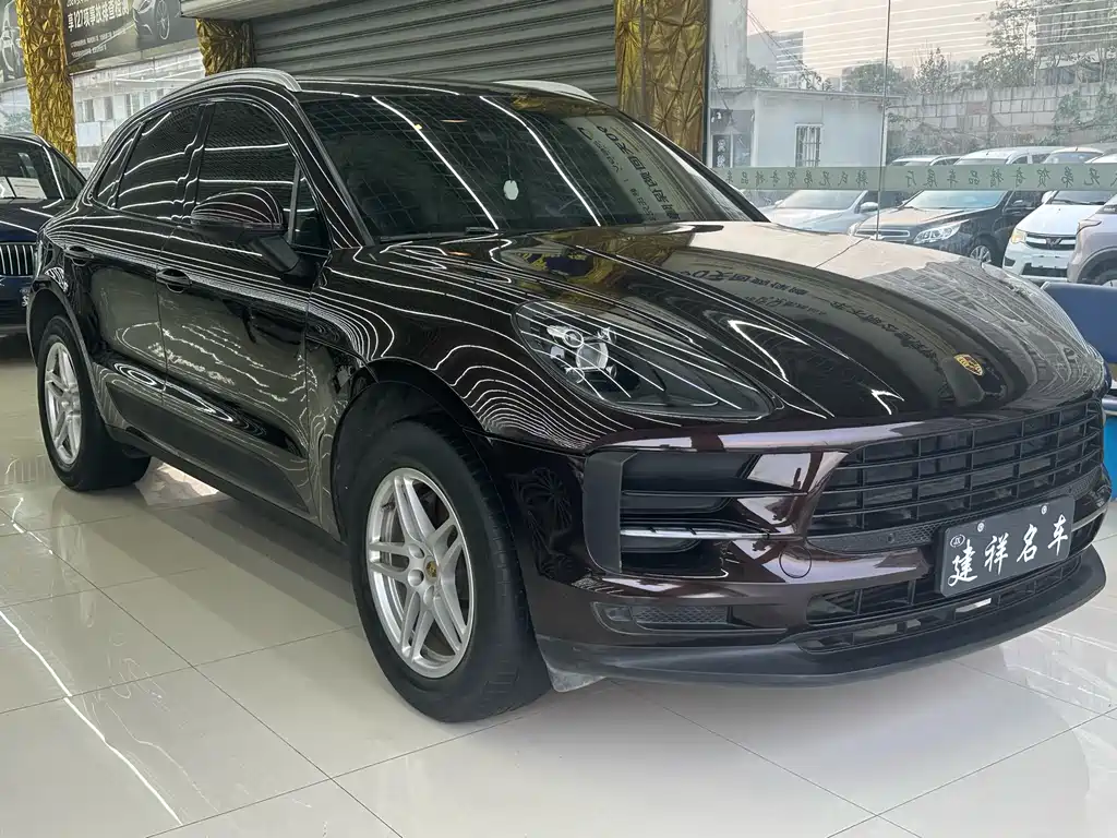 PORSCHE MACAN