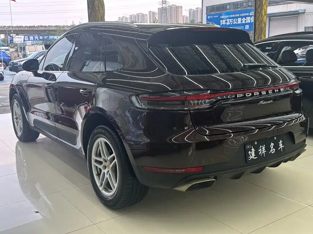 PORSCHE MACAN