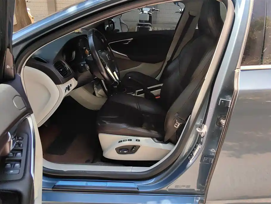 Volvo V40 2014 2.0T