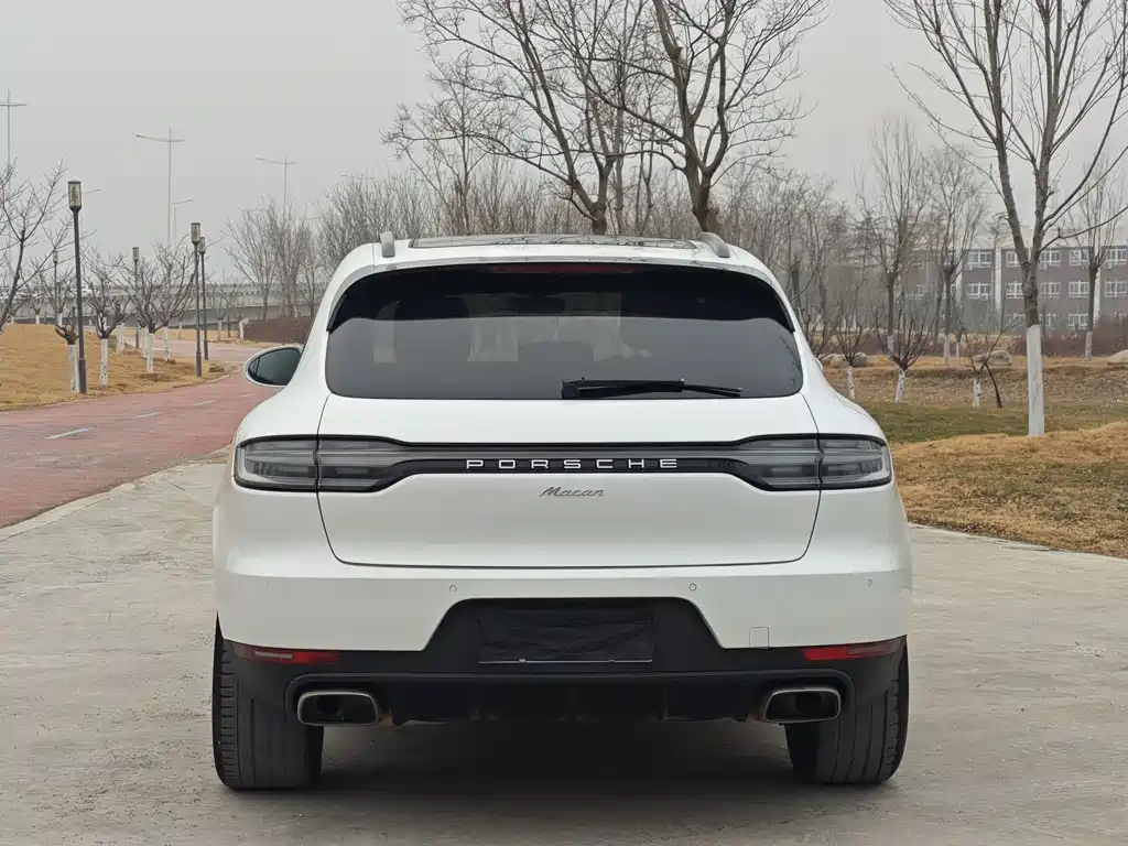 PORSCHE MACAN