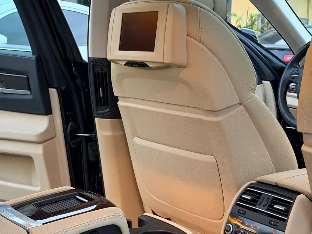 BMW 7 Series — миниатюра 13