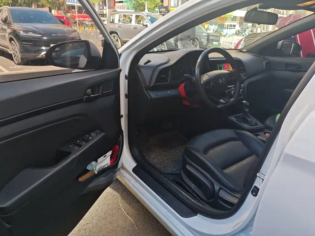 Hyundai Elantra — миниатюра 12
