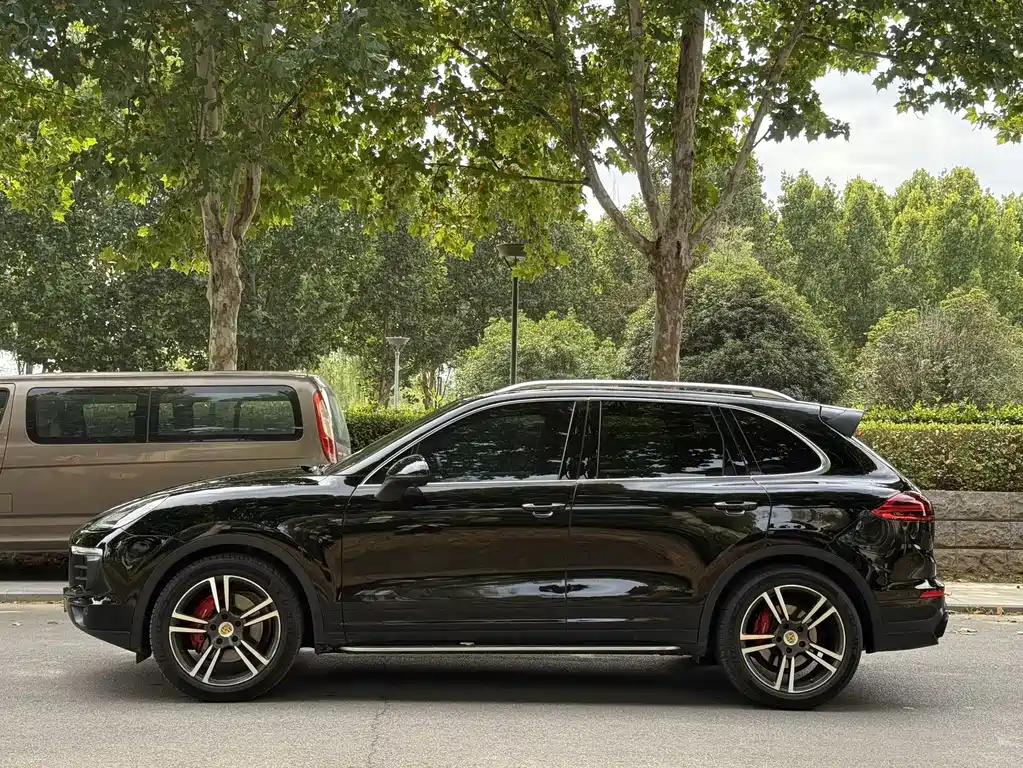 Porsche Cayenne — миниатюра 7
