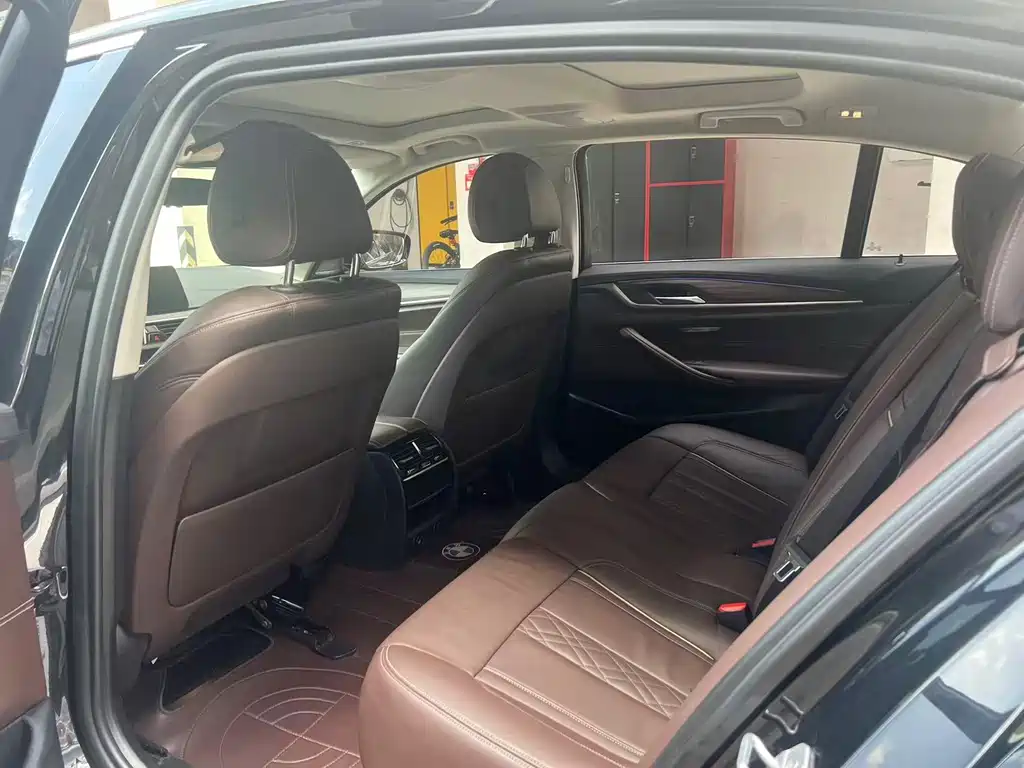 BMW 5 Series — миниатюра 6
