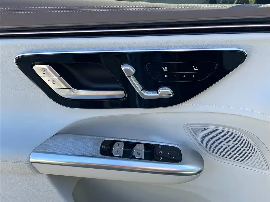 Mercedes-Benz EQE SUV — миниатюра 6