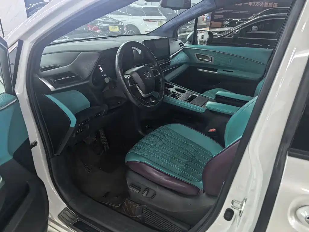 Toyota Sienna — миниатюра 3