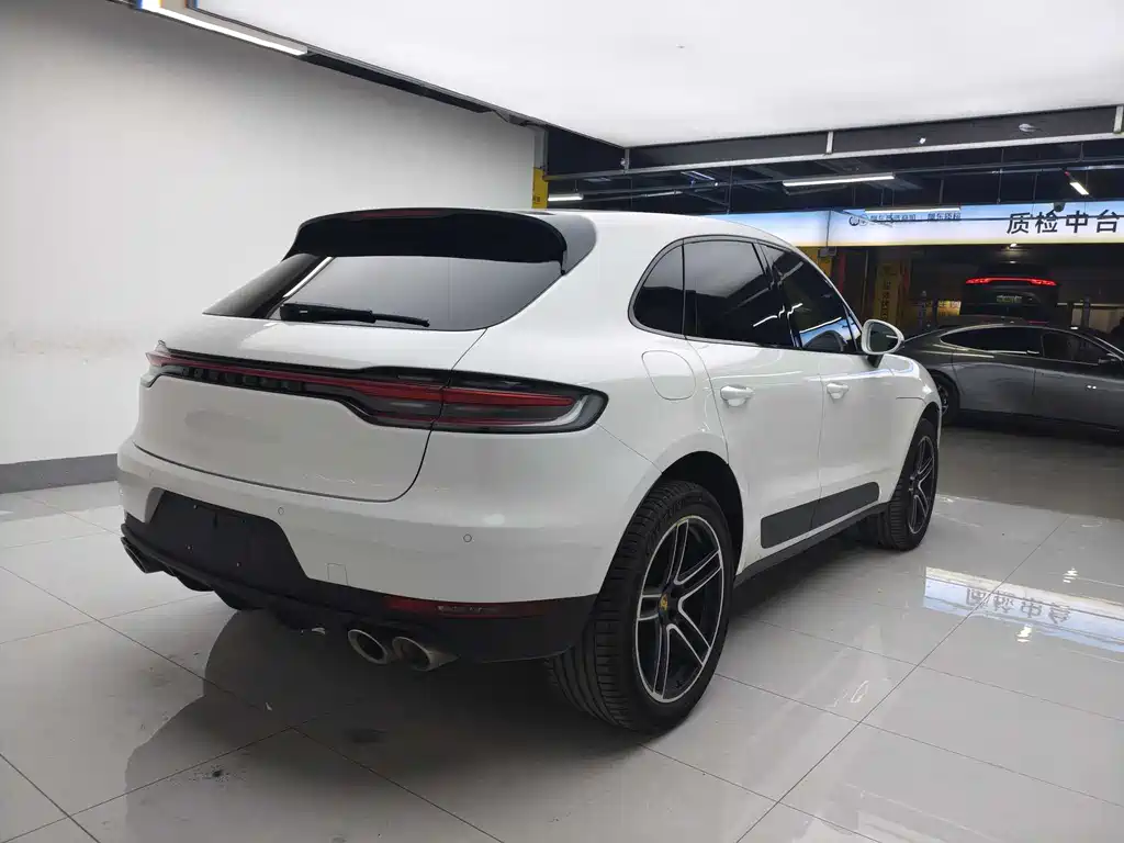 PORSCHE MACAN