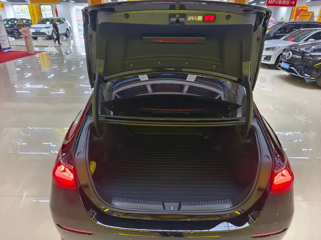 Mercedes-Benz E-Class — миниатюра 11