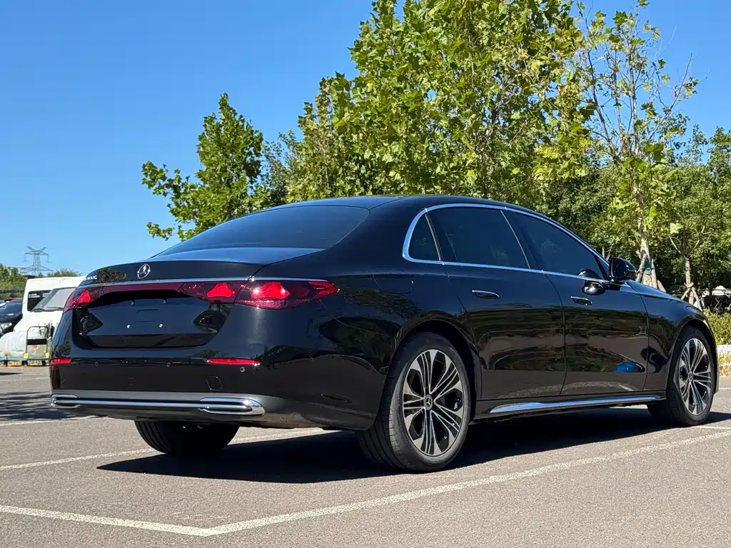 Mercedes-Benz E-Class — миниатюра 7