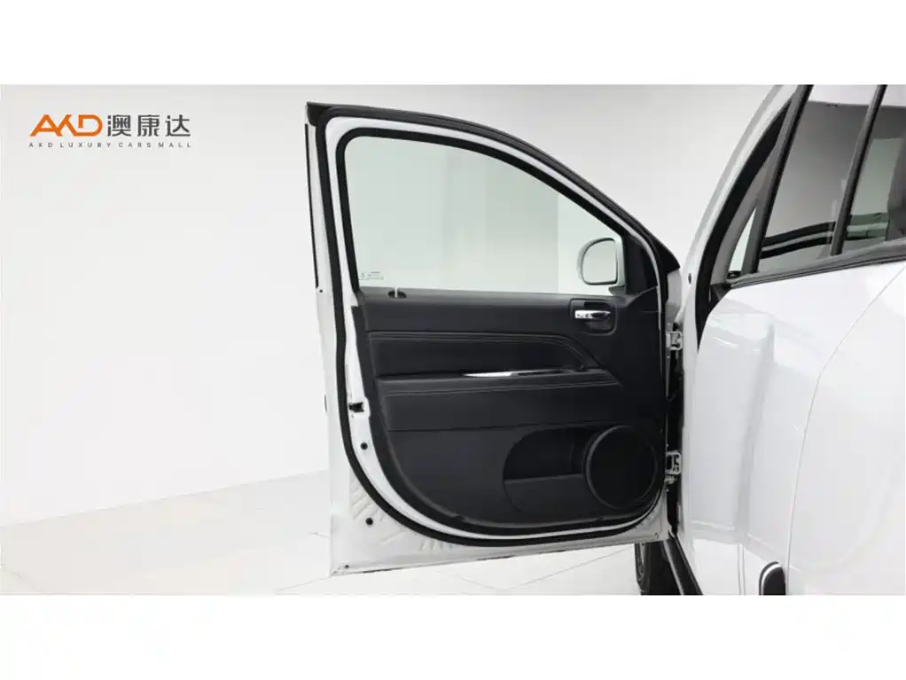 Jeep Compass (Import) — миниатюра 10