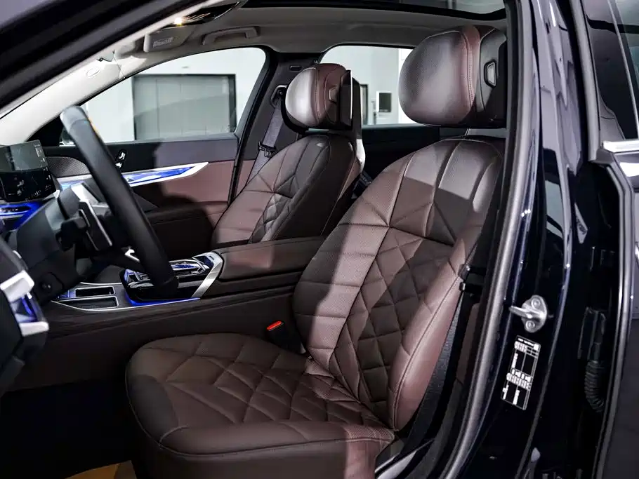 BMW 7 Series — миниатюра 18