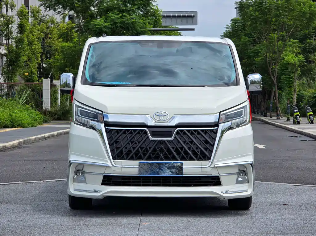 Toyota HiAce 2024 3.5L 7 мест