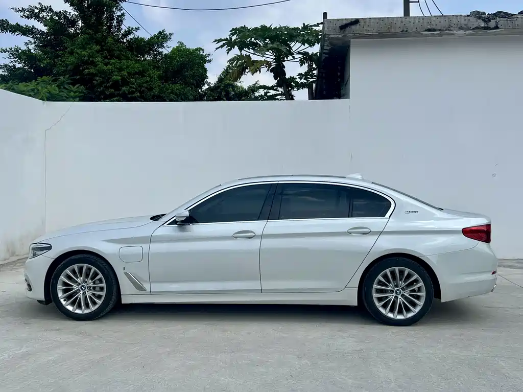 BMW 5 Series New Energy — миниатюра 12