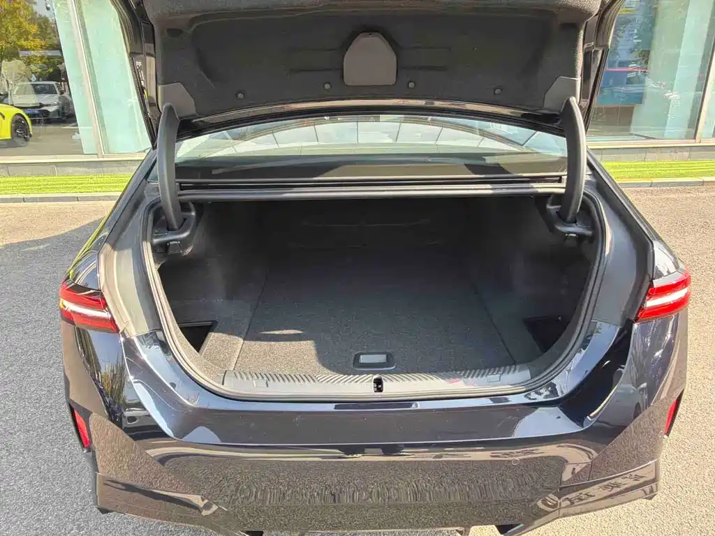 BMW i5 — миниатюра 8