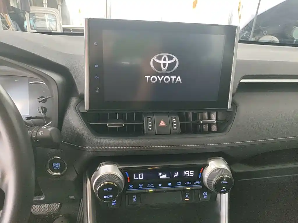 Toyota RAV4 — миниатюра 13