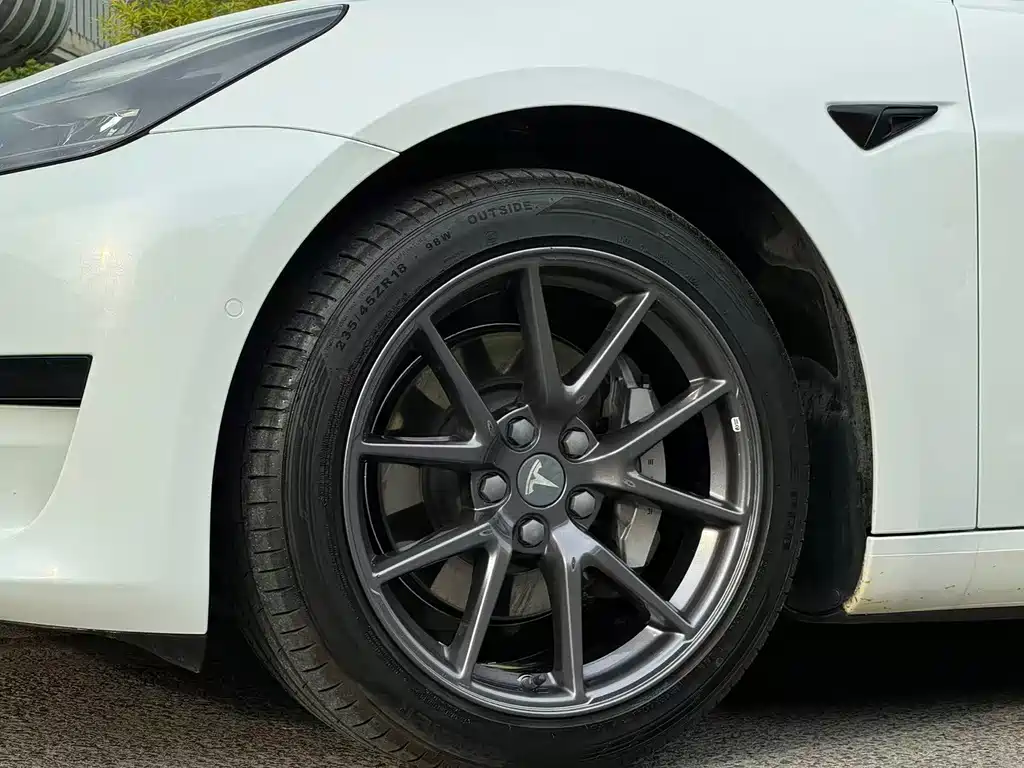 Tesla Model 3 — миниатюра 9