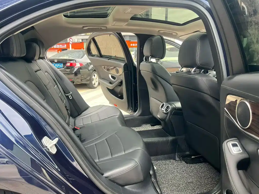 Mercedes-Benz C-Class — миниатюра 6