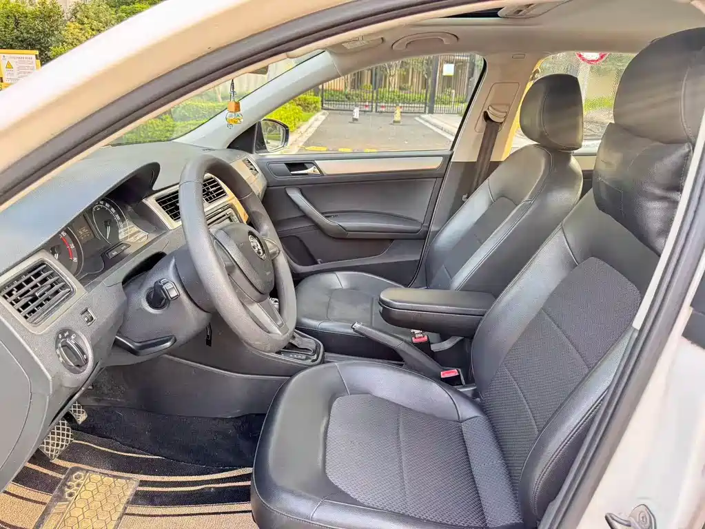 Skoda Rapid Spaceback 2014 1.6L AT Enjoy